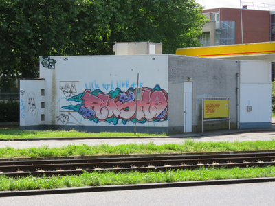 833012 Gezicht op het Shell-benzinestation (Weg der Verenigde Naties 12) te Utrecht, met op de zijgevel graffiti met de ...